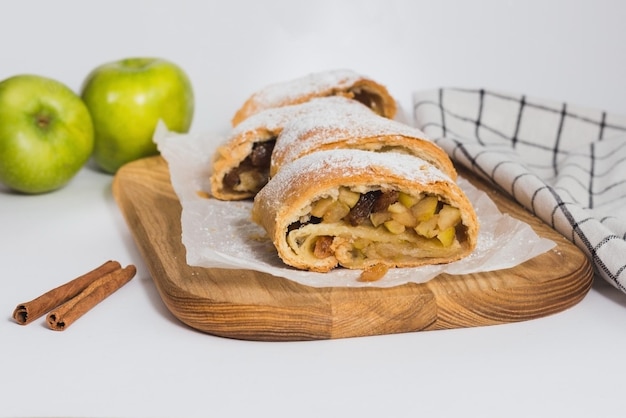 Strudel de hojaldre tradicional con relleno de manzana y pasas