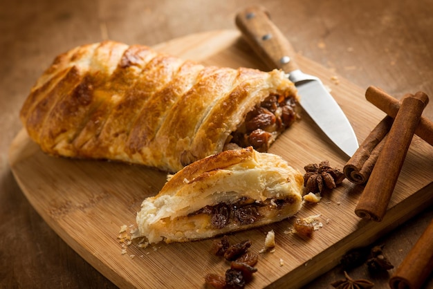 Strudel de manzana con canela y pasas