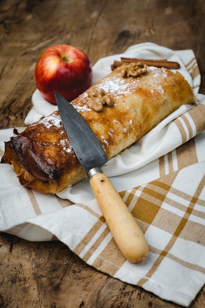 Strudel de manzana casero con nueces