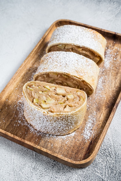 Foto strudel de manzana casero tradicional en una bandeja de madera