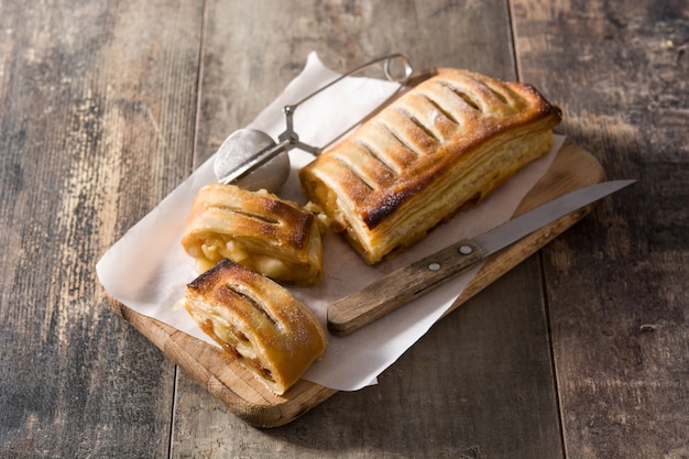 Strudel de manzana casero tradicional en mesa de madera