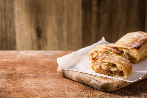 Strudel de manzana casero tradicional sobre fondo marrón Copia espacio