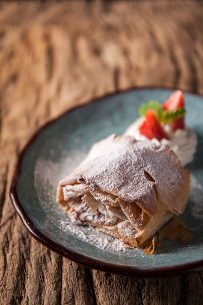 Strudel de Manzana con Crema Batida y Fresa