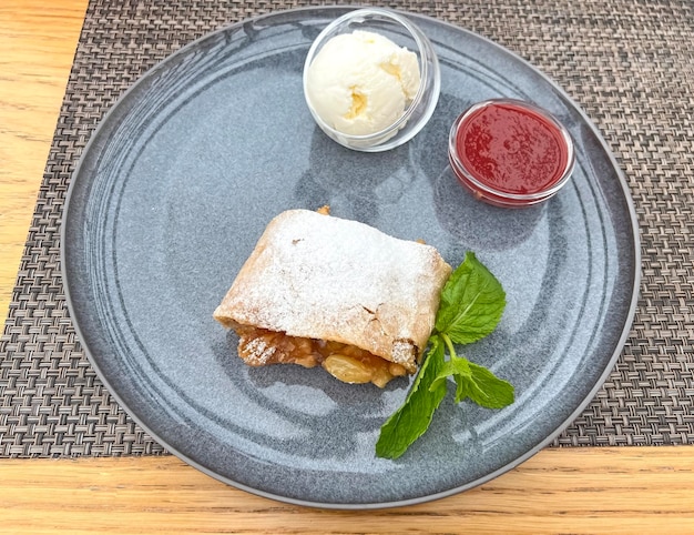 Strudel de manzana y helado con cobertura de fresa