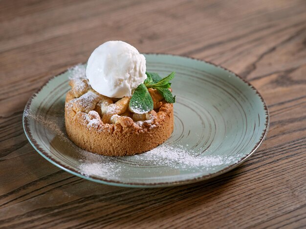 strudel de manzana con helado y menta en el plato