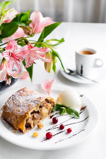 Strudel de manzana con helado de vainilla