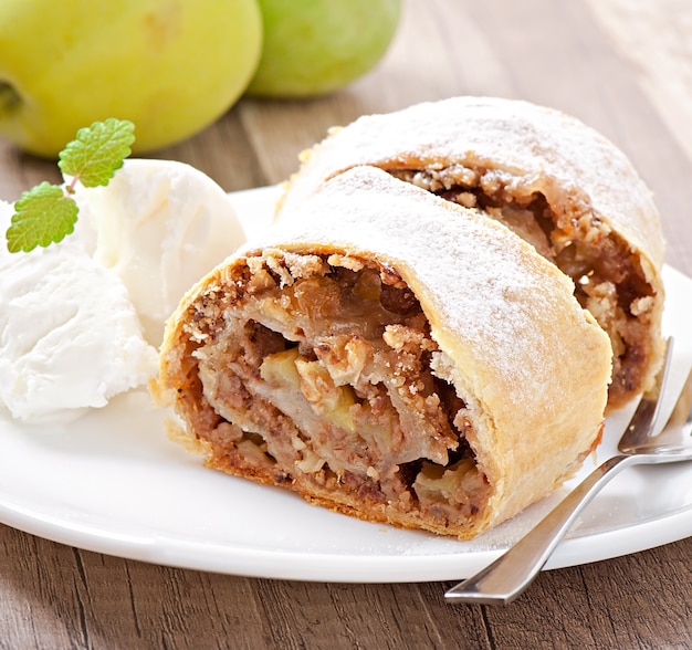 Strudel de manzana con helado