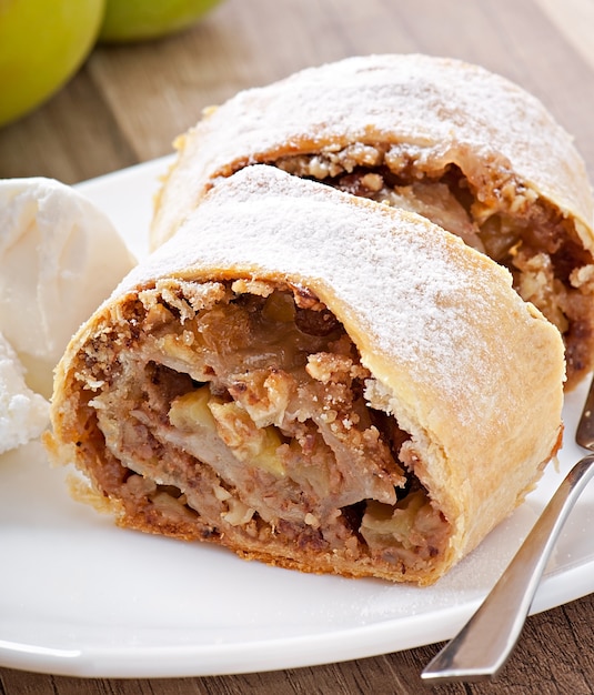 Strudel de manzana con helado