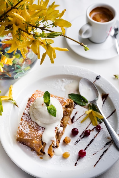 Strudel de manzana con helado