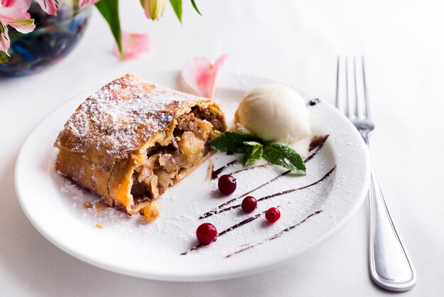 Strudel de manzana con helado