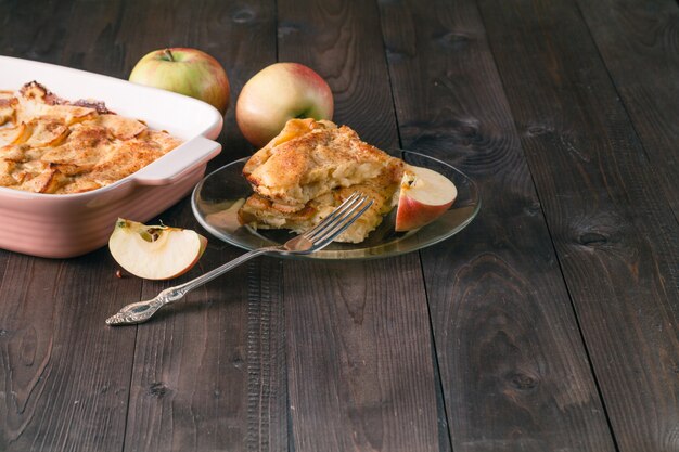 Strudel de manzana o tarta de manzana con dátiles y canela