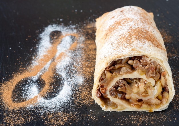 Foto strudel de manzana en una pizarra de piedra