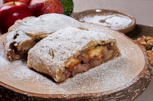 Strudel de manzana tradicional con nueces