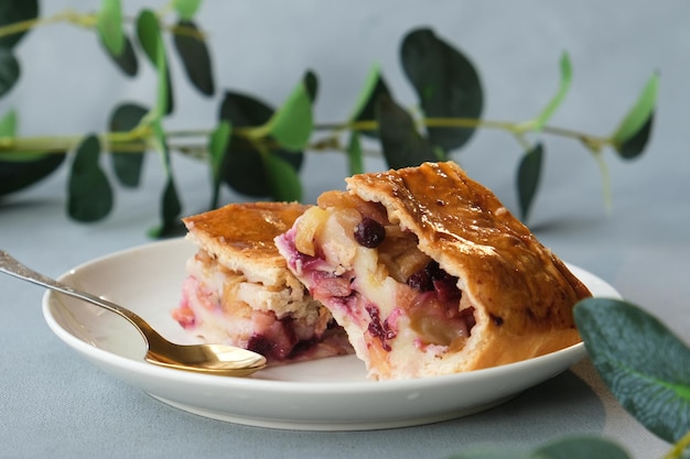 Strudel con manzanas y grosellas