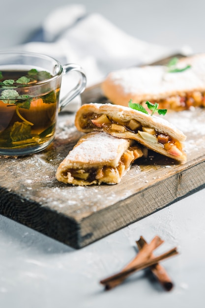 Strudel con melocotón y manzana, té de canela con menta