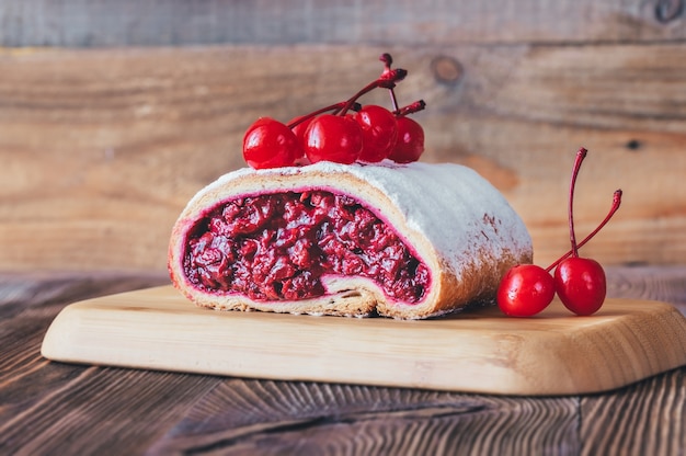 Strudel mit Kirschfüllung auf Holztisch