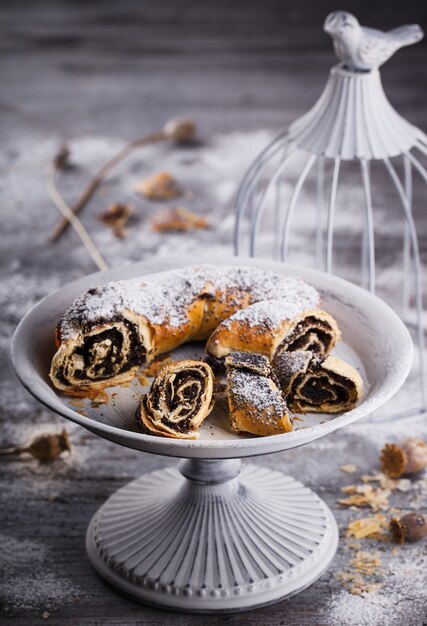 Strudel mit Mohn auf einem Weinlesestand