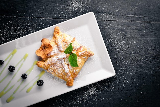 Strudel mit Äpfeln und Beeren Auf einem hölzernen Hintergrund Ansicht von oben Freier Platz für Ihren Text