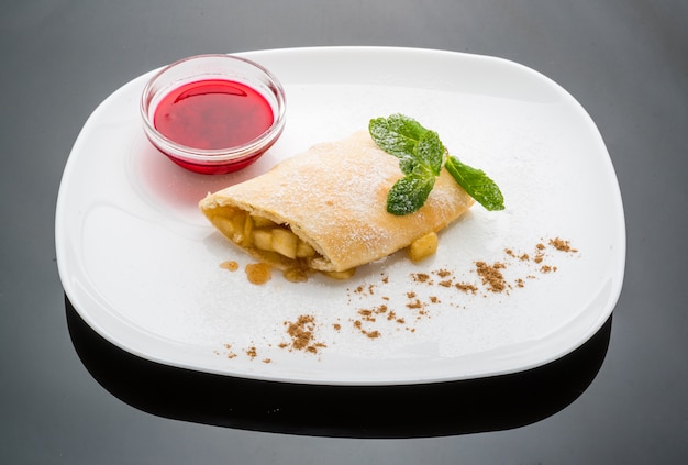 Strudel mit Äpfeln und Beerensauce