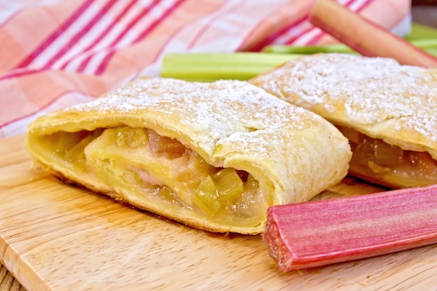 Strudel mit Rhabarber auf Leinentischdecke