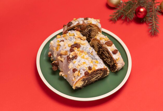 Foto strudel navideño con semillas de amapola pastel festivo polaco makowiec en una bandeja verde cubierto