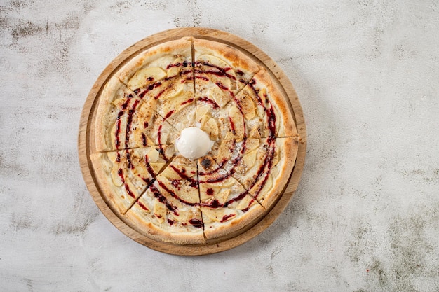 Strudel pizza con manzanas y helado Flat lay