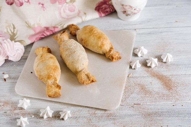 Strudel de postre en el fondo de madera blanca