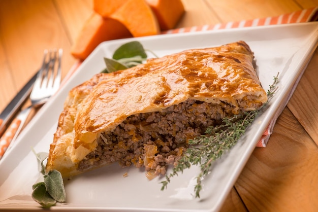 Foto strudel recheado com abóbora de carne picada e ervas foco seletivo