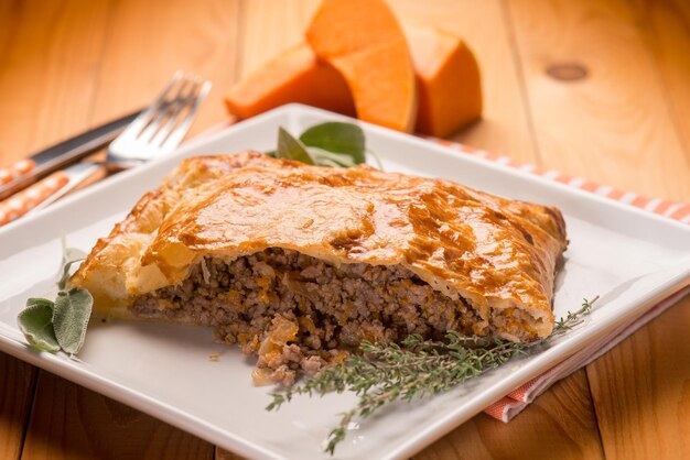 Foto strudel relleno de carne picada calabaza y hierbas enfoque selectivo