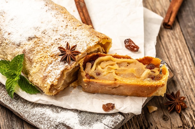 Un strudel vienés de azúcar en polvo de manzana sobre un fondo claro clásico y probablemente el pastel vienés más conocido fuera de Austria Fondo de recetas de alimentos Cerrar