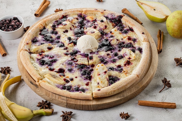 Strudelpizza mit Äpfeln und Eis Flache Lage