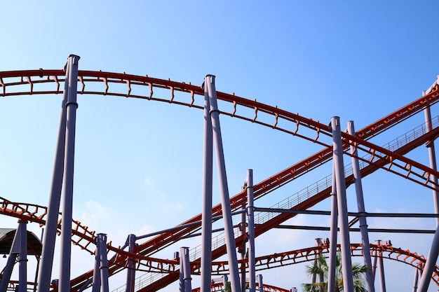 Struktur der Achterbahn mit blauem Himmel