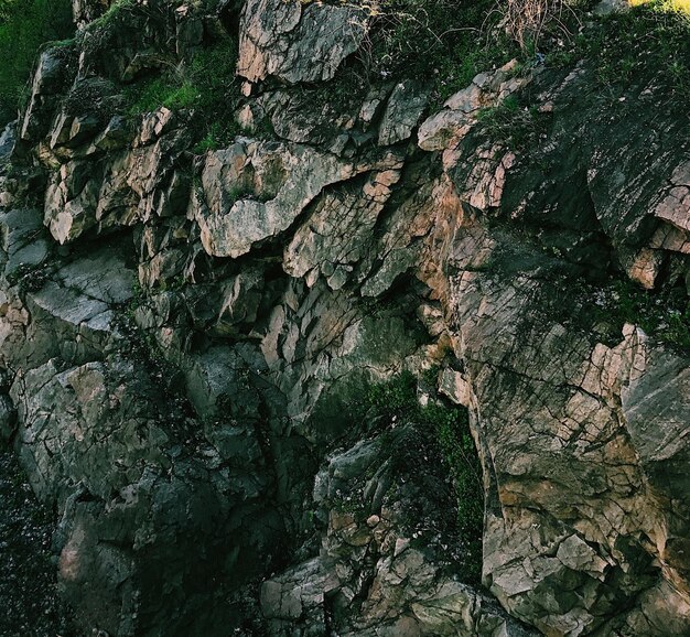 Struktur der Oberfläche der Berge. Tageslicht, sonniger Tag, Naturberge. Felsstruktur. Stein. Risse. Textur