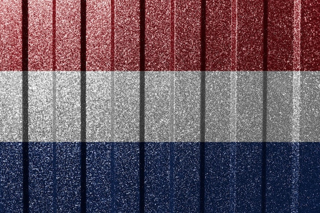 Strukturierte Flagge der Niederlande an der Metallwand Bunter natürlicher abstrakter geometrischer Hintergrund mit Linien