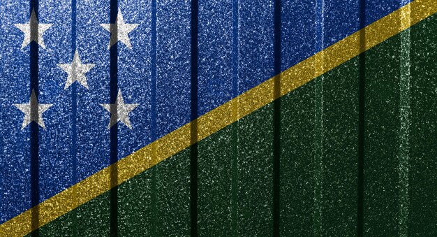Strukturierte Flagge der Salomonen an der Metallwand Bunter natürlicher abstrakter geometrischer Hintergrund mit Linien