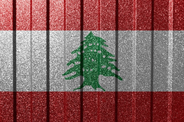 Strukturierte Flagge des Libanon an der Metallwand Bunter natürlicher abstrakter geometrischer Hintergrund mit Linien