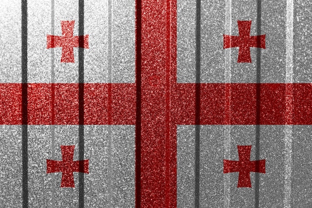 Strukturierte Flagge Georgiens an der Metallwand Bunter natürlicher abstrakter geometrischer Hintergrund mit Linien