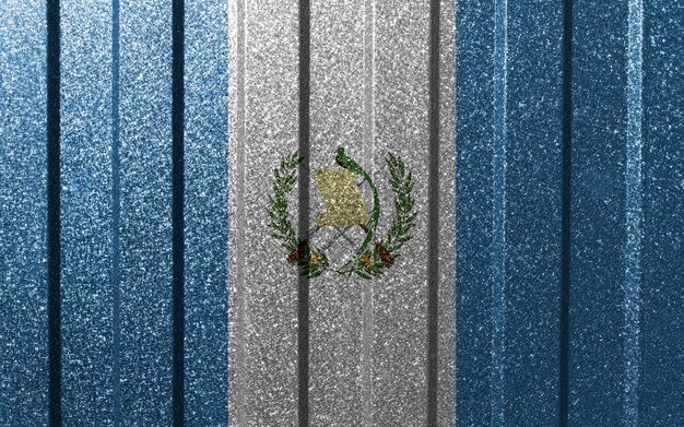 Strukturierte Flagge Guatemalas an der Metallwand Bunter natürlicher abstrakter geometrischer Hintergrund mit Linien