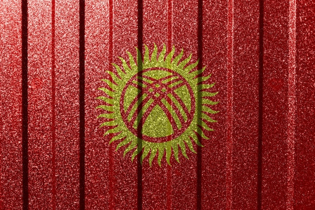 Strukturierte Flagge Kirgisistans an der Metallwand Bunter natürlicher abstrakter geometrischer Hintergrund mit Linien