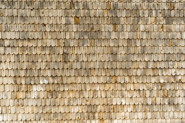 Strukturierter Hintergrund aus Holzfliesen auf dem Dach eines alten Hauses