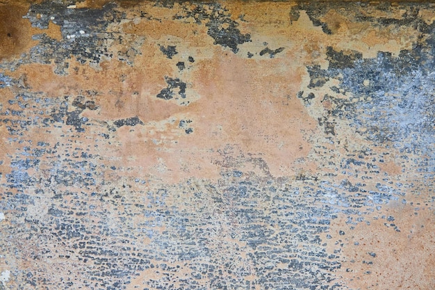 Strukturierter horizontaler Hintergrund aus hellbrauner Betonwand mit glänzenden metallischen schuppenartigen Flecken