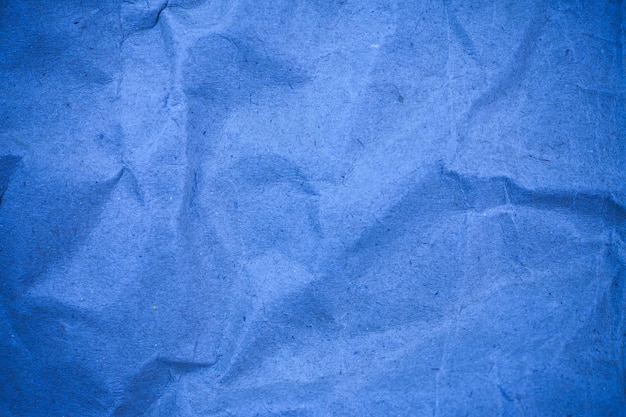 Strukturierter zerknitterter blauer Papierhintergrund der Verpackung.