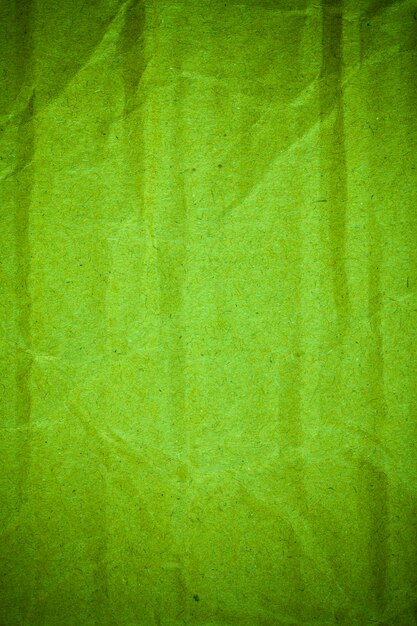 Strukturierter zerknitterter grüner Kartonpapierhintergrund.
