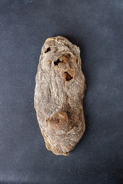 Strukturiertes Brot mit Roggenmalz auf blauem Grund