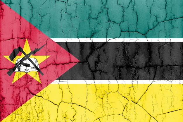 Strukturiertes Foto der Flagge von Mosambik mit Rissen