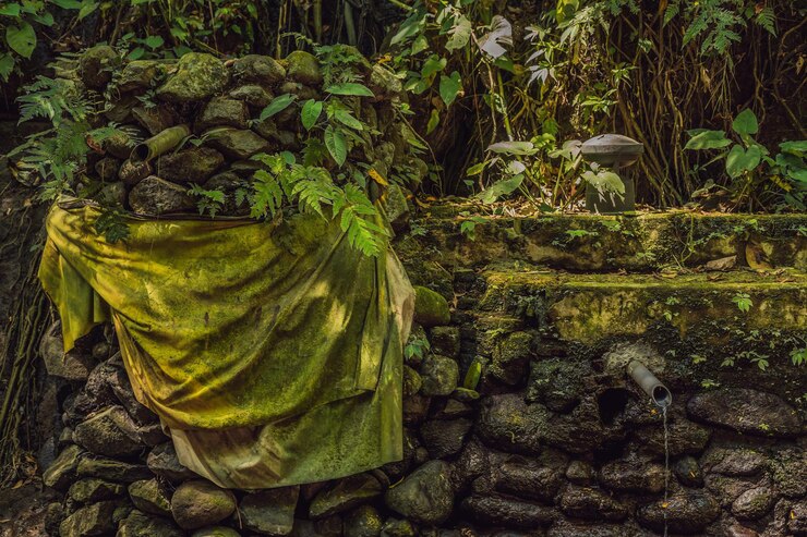 Foto sttue en el bosque sagrado de los monos, ubud, bali, indonesia