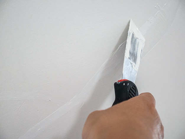 Stuckateur Hand Reparatur Riss weiße Wand