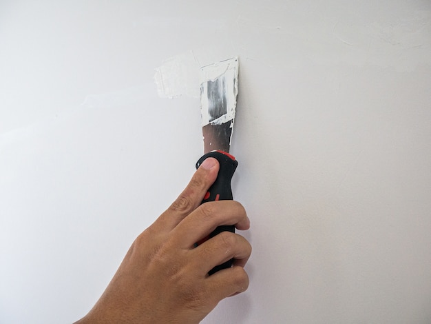 Stuckateur Hand Reparatur Riss weiße Wand