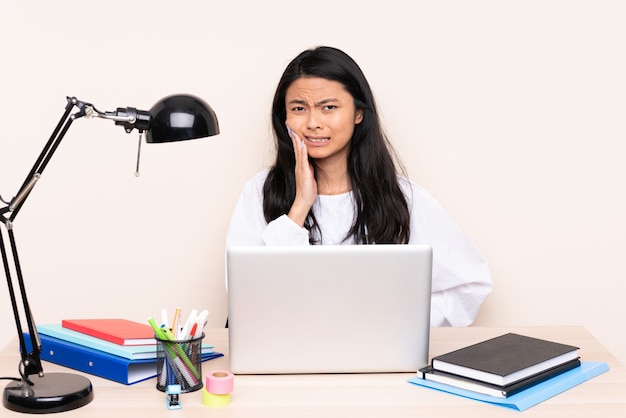 Student asiatisches Mädchen in einem Arbeitsplatz mit einem Laptop