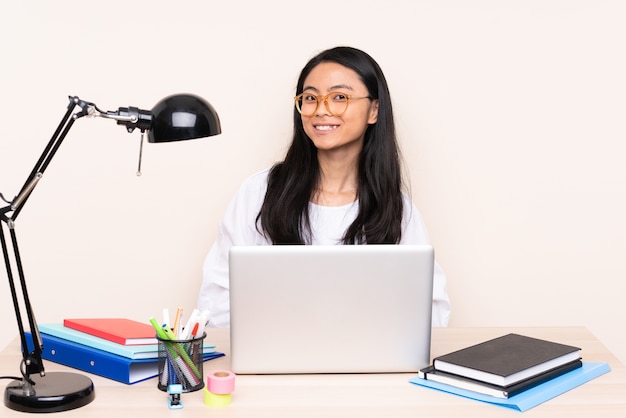 Student asiatisches Mädchen in einem Arbeitsplatz mit einem Laptop